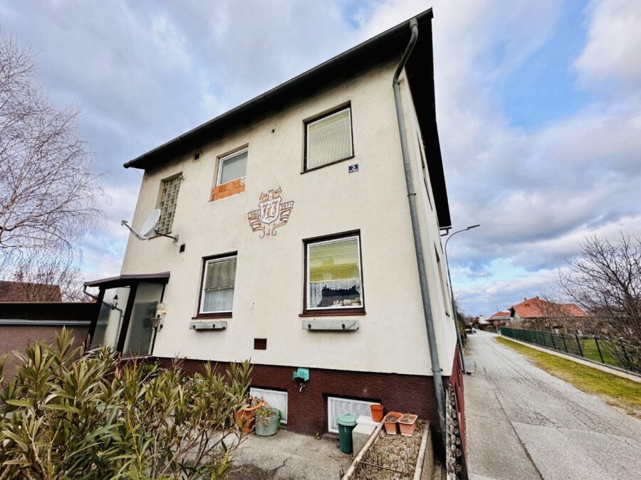 Sanierungsbedürftiger Wohnungseigentum in einem Zweifamilienhauses in Loipersbach! - titelbild